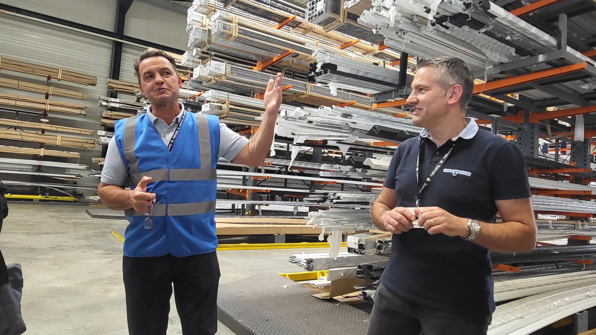 Jean-Philippe Margerit, le directeur général adjoint de Somalu (à gauche), au milieu de l'usine de Labruguière (Tarn). (Photo : Anthony Assémat - Entreprises Occitanie)