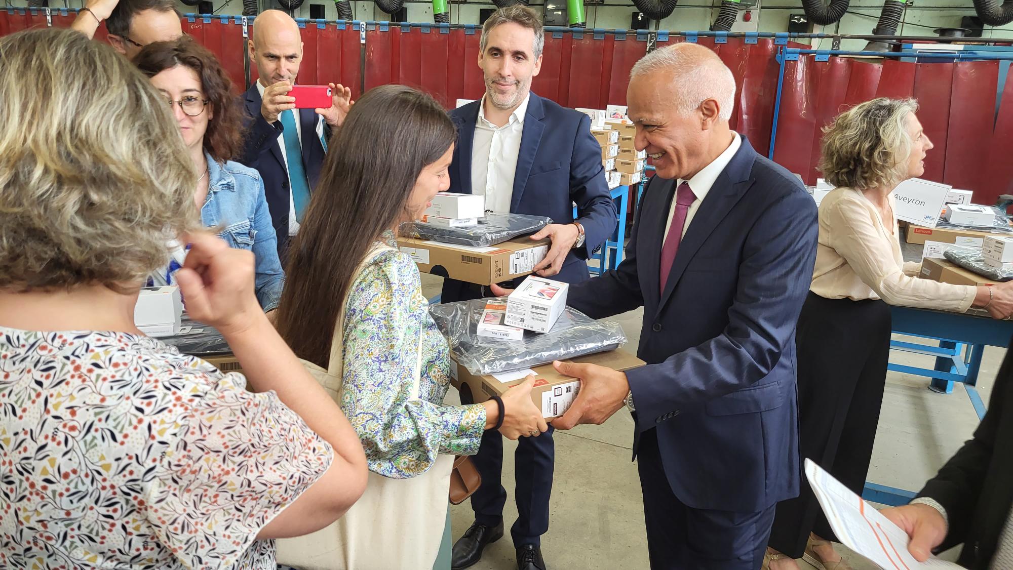 Cérémonie symbolique de remise du matériel informatique aux nouveaux responsables de ces bureaux des entreprises. (Photo : Anthony Assémat - Entreprises Occitanie)