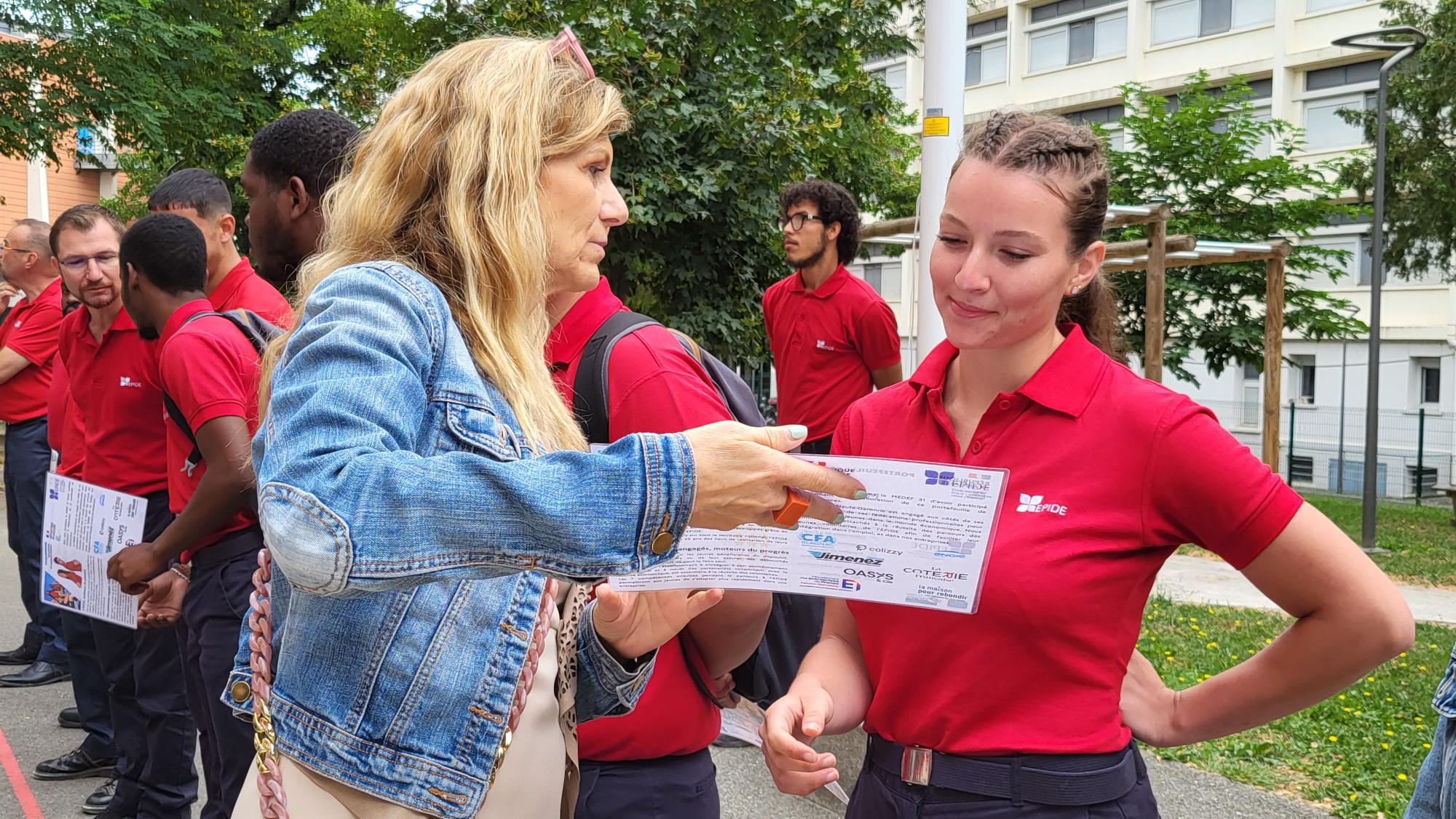 Valérie Jimenez, vice-présidente du Medef de Haute-Garonne, a remis les diplômés à plusieurs jeunes, vendredi 21 juillet 2023. (Photo : Anthony Assémat - Entreprises Occitanie)