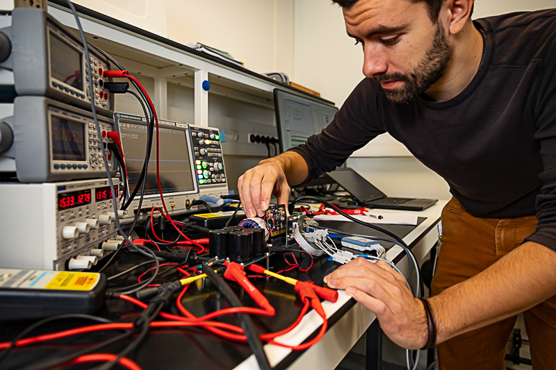 L'électronique de puissance est un secteur qui prend de l'importance au sein du CEA. (Photo : Dumas - CEA)