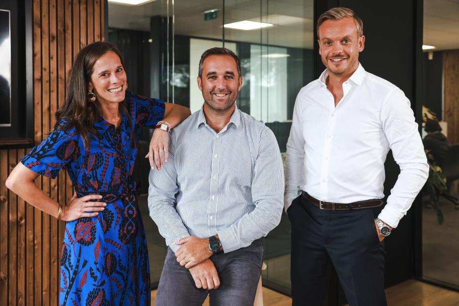 Mehdi Berkouk et Simon Cabanes, co-fondateurs de Brandflow, et Julianne Sanson Ribaut, directrice de l’agence. (Photo : Brandflow)