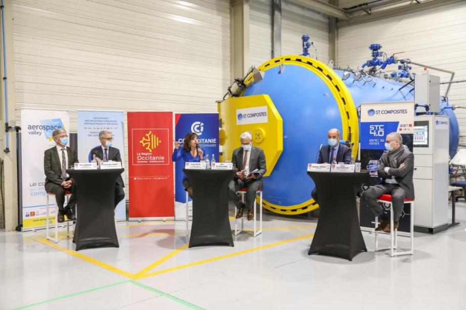 Yann Barbaux (pdt d'Aerospace Valley), Christophe Cador (Gifas), Carole Delga (Pdt du Conseil Régional), Alain Di Crescenzo (pdt de la CCI Occitanie), Stéphane Trento (St Composites), Didier Katzenmayer (Airbus) ;( Lydie Carptentier photo Conseil régional chez St Composites)