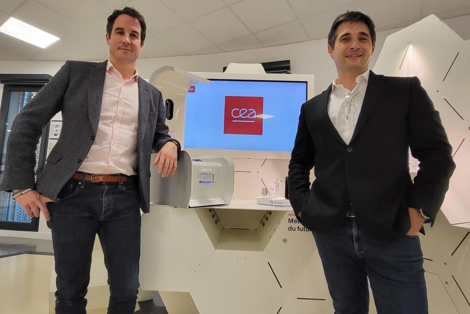 Maxime Rousseau (directeur du centre Y. Spot) et Cyril Dumet (directeur du CEA Occitanie) au sein du showroom du site de Labège dédié aux entreprises. (Photo : Anthony Assémat - Entreprises Occitanie)