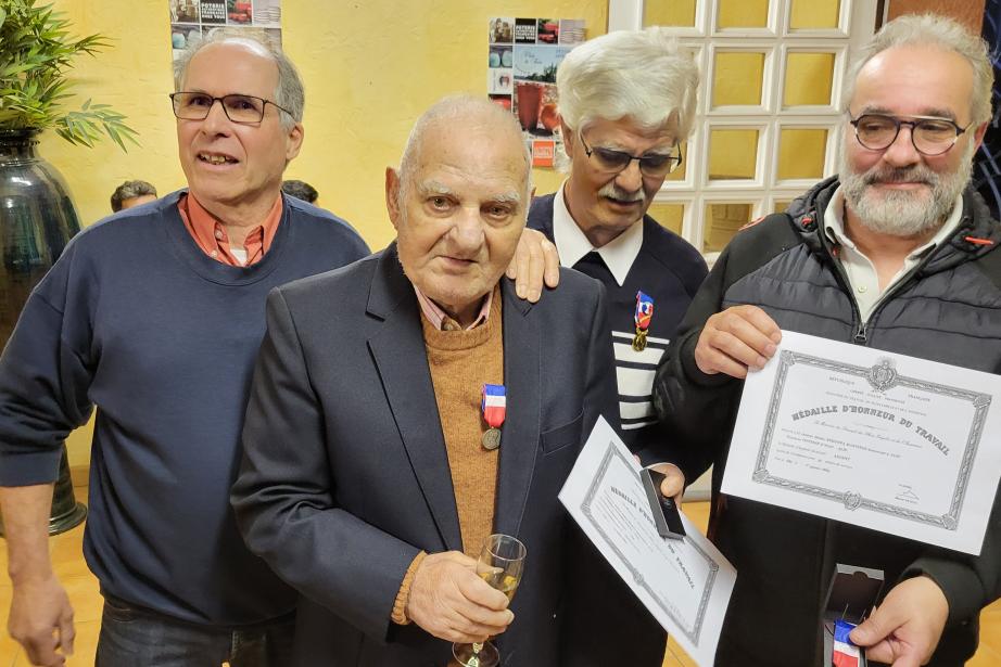 Patrick, Victor et Daniel (de gauche à droite), trois anciens salariés des Poteries d'Albi récompensés, en compagnie de l'un des fils de Bénito (à droite), médaillé à titre posthume. (Photo : Anthony Assémat - Entreprises Occitanie)