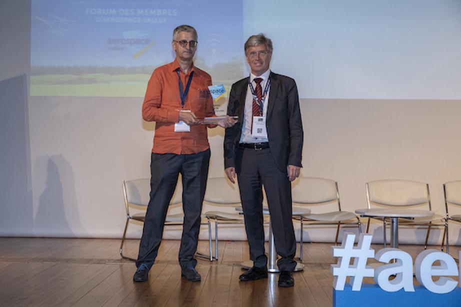 Le trophée est remis par Yann Barbaux, Président du Pôle Aerospace Valley à Frédéric Amoros- Routié, Président, lors du 13 ème Forum des membres d’Aerospace Valley organisé le 12 juin 2018 à Arcachon.