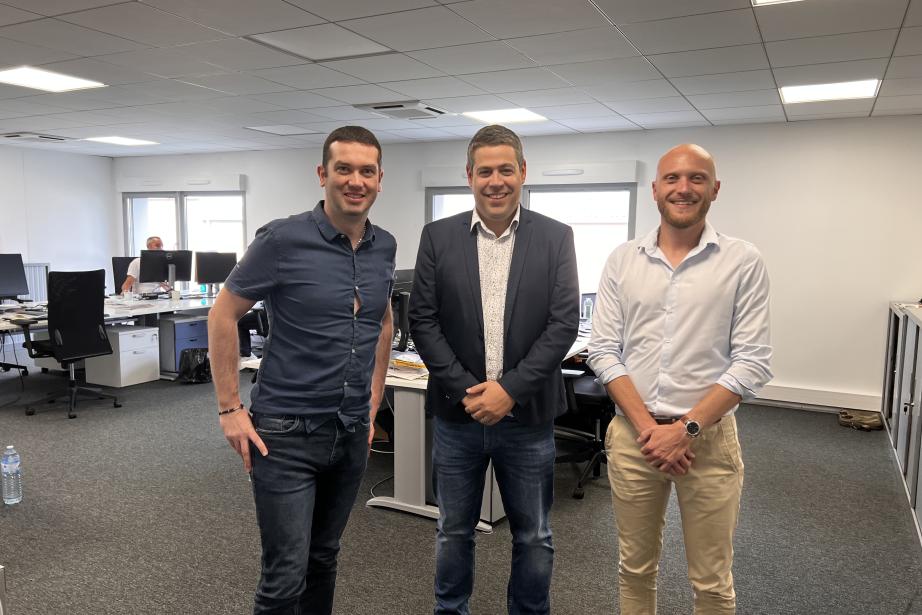 De gauche à droite : Clément Mazella, rédacteur en chef d'Actu Rugby, Pascal Pallas, directeur Occitanie d'Actu.fr et Thomas Righini, commercial. (Photo : Actu Rugby)