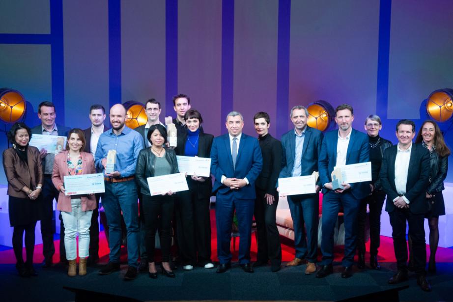 Le vice-président de la Région Occitanie Jalil Benabdillah entouré des lauréats de l'édition 2022 du concours Inn'Ovations. Crédit : Emmanuel Grimault. 