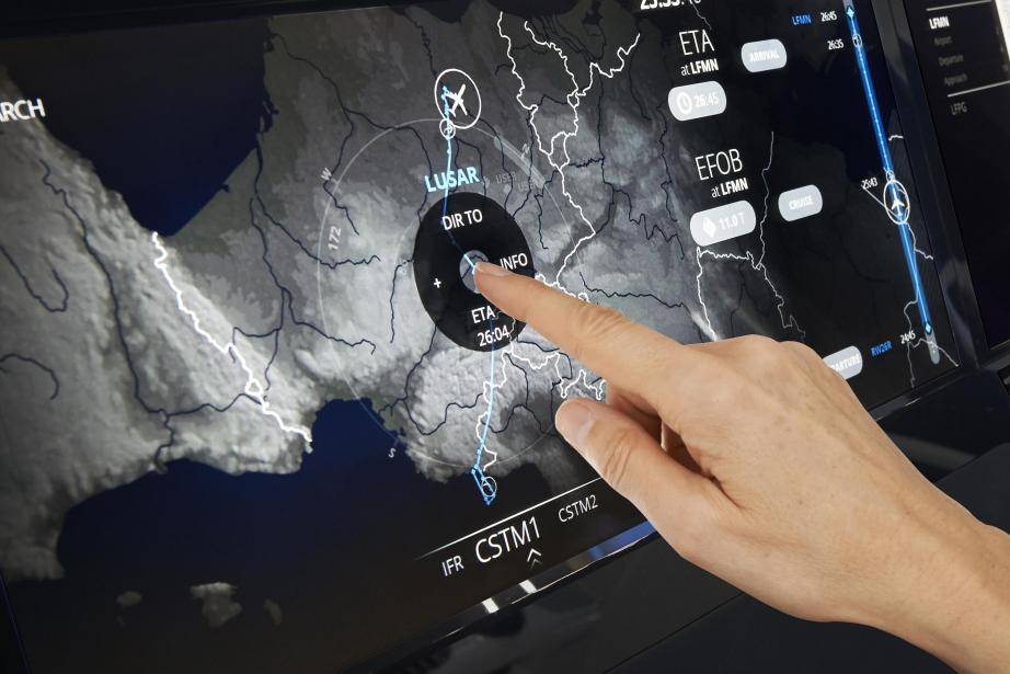 Thales met au point des solutions d'optimisation de l'espace aérien © Avionics2020_tactile_screen_and_hand_copyright_ Thales