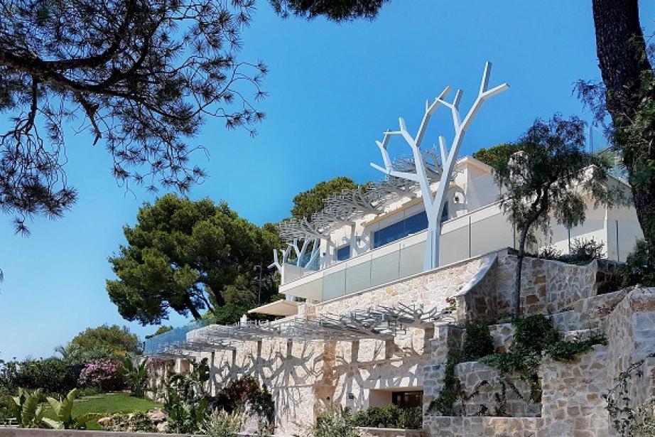 Les arbres en métal ont été réalisés par France Résille, dans une villa à Saint-Jean-Cap-Ferrat. ©France Résille. Les arbres en métal ont été réalisés par France Résille, dans une villa à Saint-Jean-Cap-Ferrat. ©France Résille.