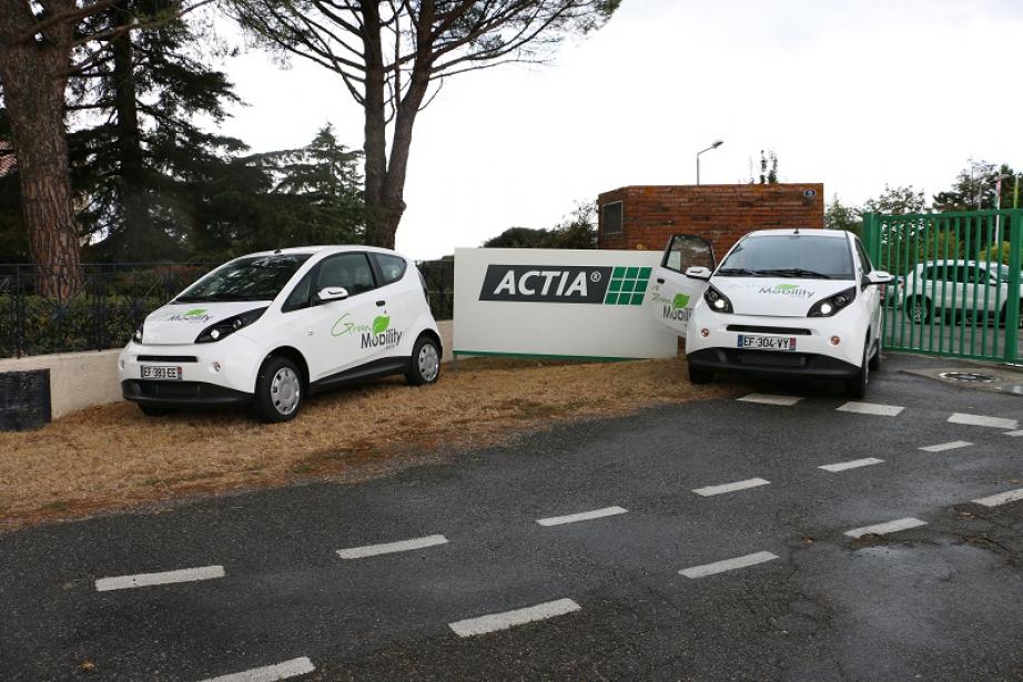 Les deux Bluecar qui font la navette entre le siège de Pouvourville et l'usine de Colomiers Les deux Bluecar qui font la navette entre le siège de Pouvourville et l'usine de Colomiers