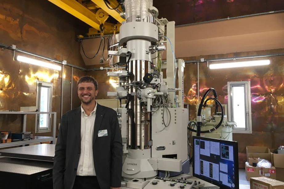 Florent Houdelier, Cemes-CNRS, devant le nouveau microscope. Florent Houdelier, Cemes-CNRS, devant le nouveau microscope.