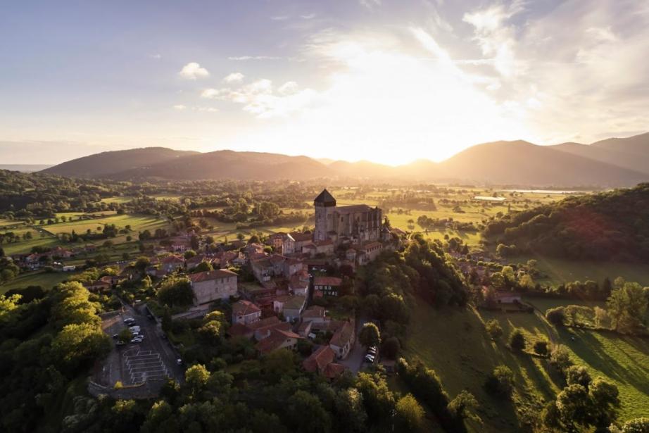 La plateforme Job en Comminges met en synergie les acteurs économiques du sud de la Haute-Garonne (ici Saint-Bertrand-de-Comminges). (Photo : Destination Comminges Pyrénées)