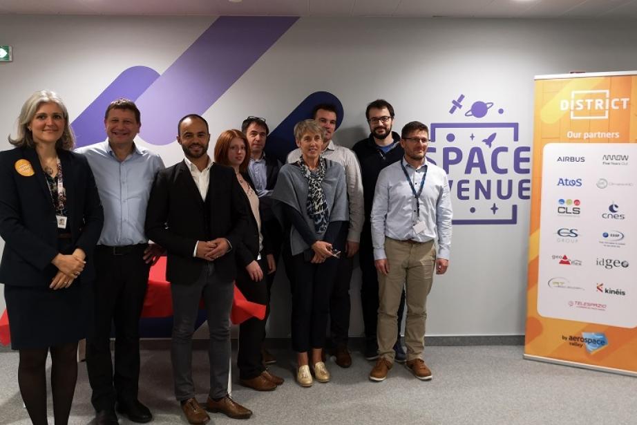 Christa BARDOT, coordinatrice de District, Philippe LATTES, responsable de la Filière Espace chez Aerospace Valley, et une partie des entreprises membres de District Christa BARDOT, coordinatrice de District, Philippe LATTES, responsable de la Filière Espace chez Aerospace Valley, et une partie des entreprises membres de District
