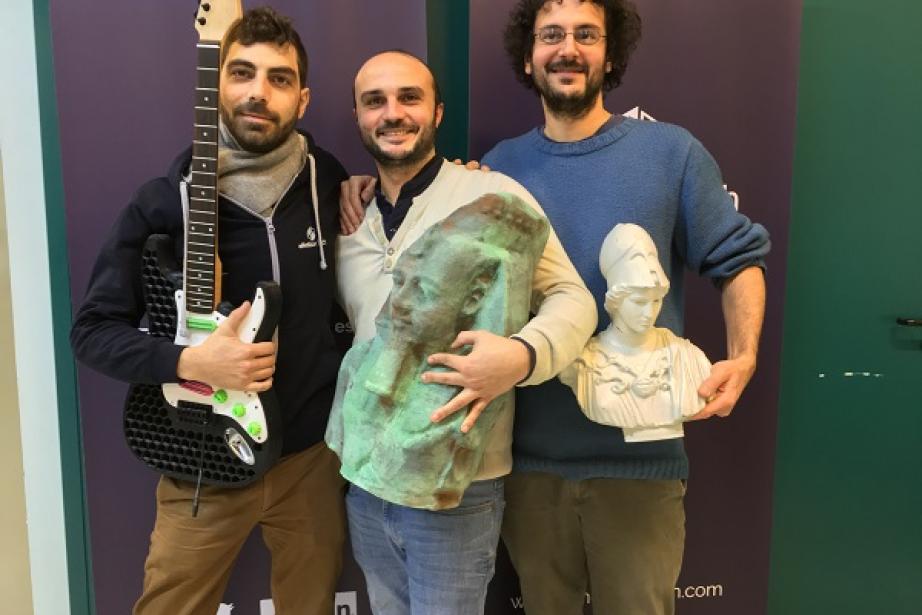 Ghuilem Peres Franck Liguori et Hugo Flye-Sainte-Marie, les trois associés d’eMotion Tech, portent des objets réalisés par les machines 3D d’eMotion Tech Ghuilem Peres Franck Liguori et Hugo Flye-Sainte-Marie, les trois associés d’eMotion Tech, portent des objets réalisés par les machines 3D d’eMotion Tech