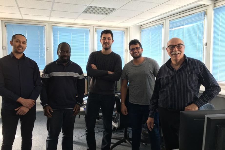L’équipe de Formi SA autour de Dominique Caradant (chemise bleu marine), directeur technique. ©Formi-SA. L’équipe de Formi SA autour de Dominique Caradant (chemise bleu marine), directeur technique. ©Formi-SA.