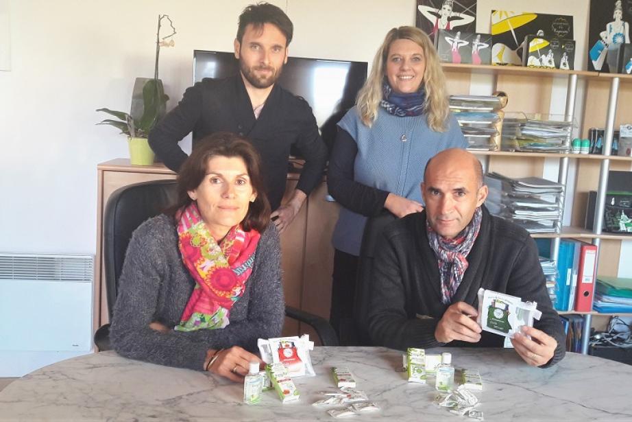 L'équipe avec assis à la table Michel et Corinne Bourdoncle, les fondateurs L'équipe avec assis à la table Michel et Corinne Bourdoncle, les fondateurs