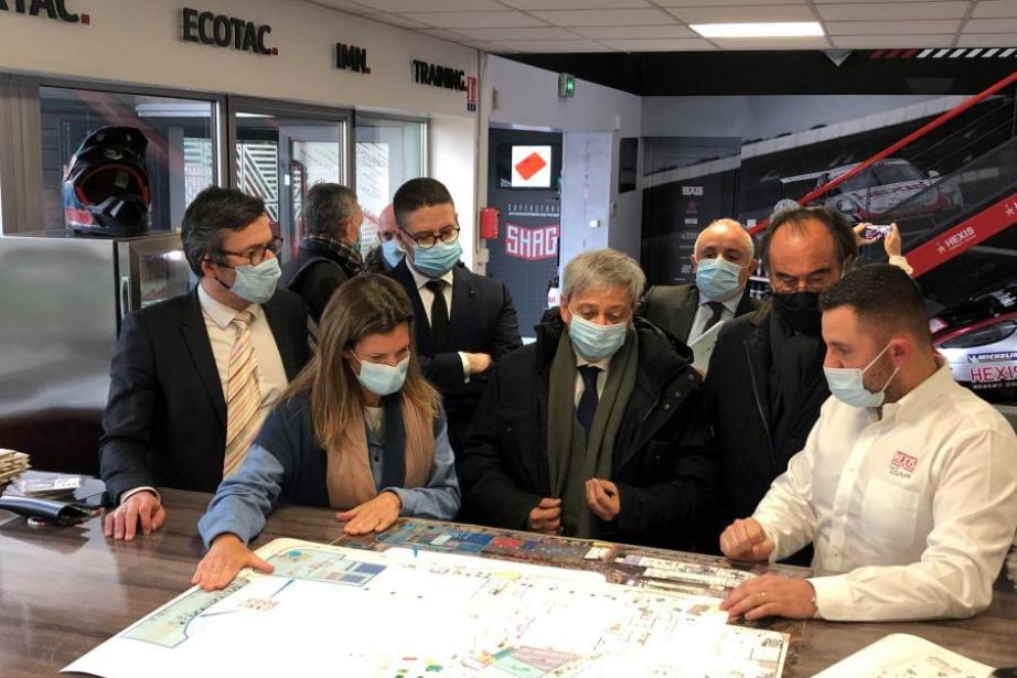 Caroline Mateu, accompagnée du responsable qualité Guillaume Leonardon a présenté en février les projets d'Hexis à Frontignan aux préfets de Région Étienne Guyot et de l'Hérault Jacques Witkowski. Caroline Mateu, accompagnée du responsable qualité Guillaume Leonardon a présenté en février les projets d'Hexis à Frontignan aux préfets de Région Étienne Guyot et de l'Hérault Jacques Witkowski.