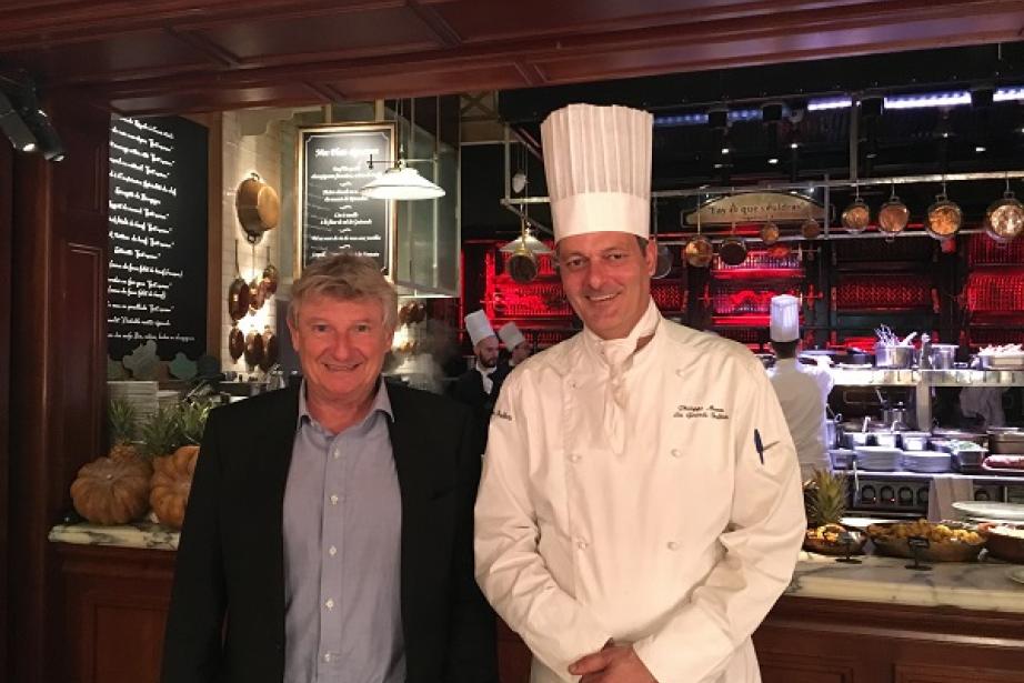 Louis Privat, fondateur des Grands Buffets et le chef Gilles Munos. 