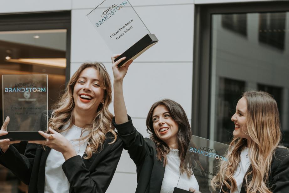 L'étudiante Sophie Martinez, originaire de Perpignan (Pyrénées-Orientales), à droite, a remporté le concours mondial de l'innovation de L'Oréal. (Photo : L'Oréal Brandstorm)