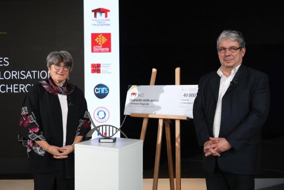 La chercheuse Nathalie Vergnolle reçoit le prix Marthe Condat, remis par Pierre Dufresne, président de Toulouse Tech Transfer. La chercheuse Nathalie Vergnolle reçoit le prix Marthe Condat, remis par Pierre Dufresne, président de Toulouse Tech Transfer.