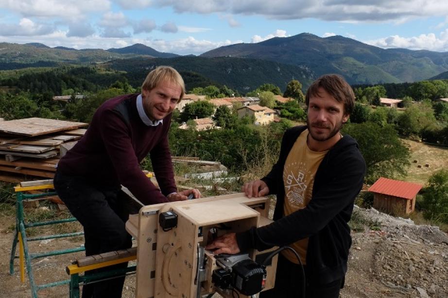  Photo : Ilias Zinsstag et Pierre Giusti, autour de leur robot Oakbot.