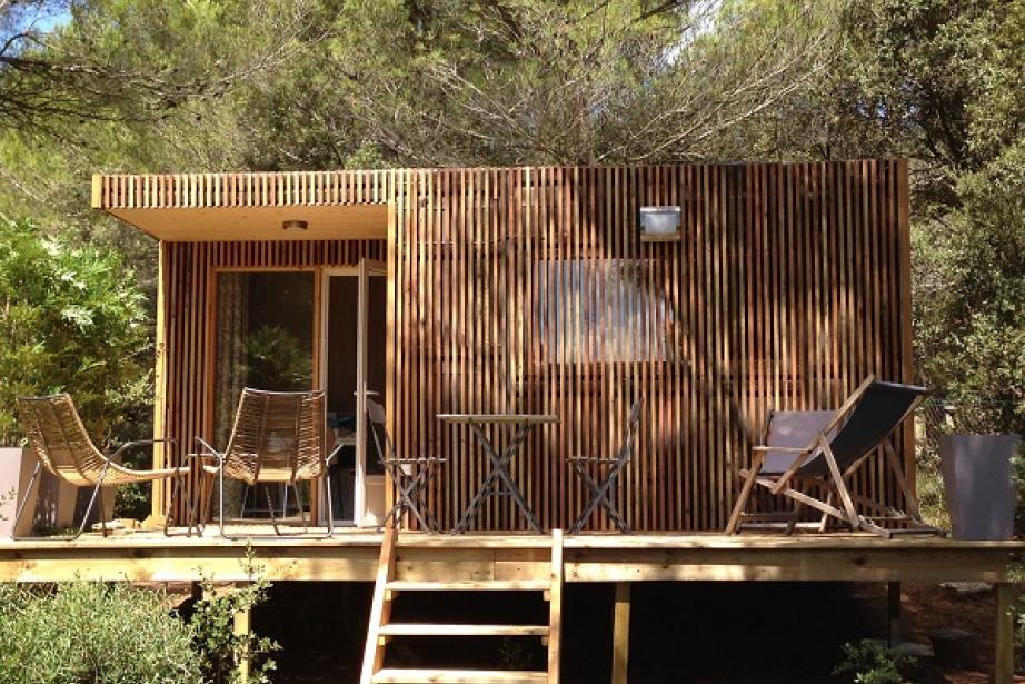Greenkub se charge du design, des procédures administratives, de la livraison et de l’installation de ses constructions originales en bois. Greenkub se charge du design, des procédures administratives, de la livraison et de l’installation de ses constructions originales en bois.