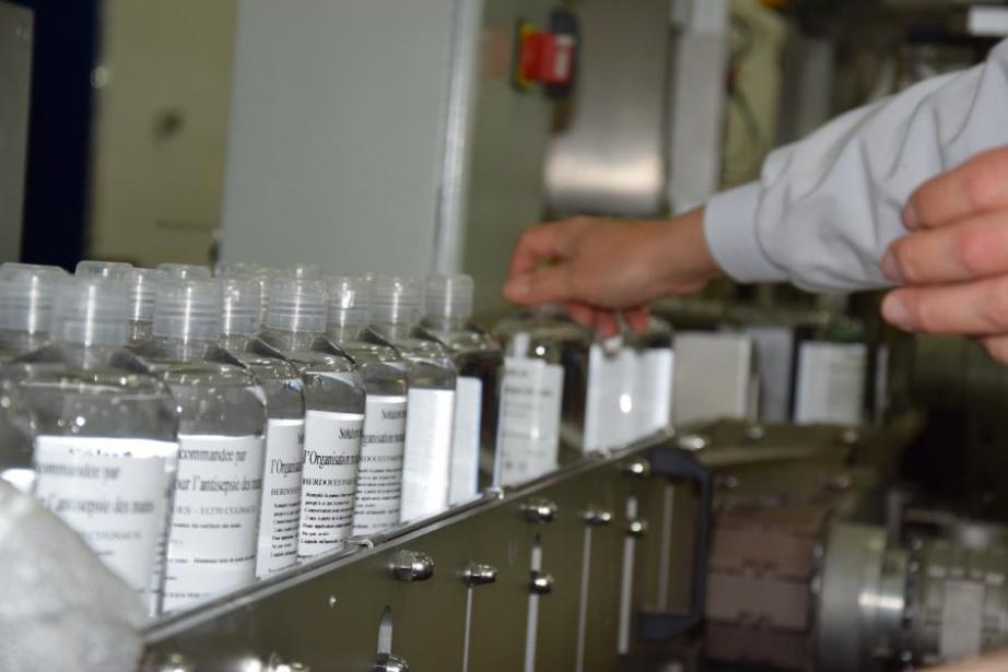 10 000 flacons / jour de 500 ml de solutions hydro-alcooliques. 10 000 flacons / jour de 500 ml de solutions hydro-alcooliques.