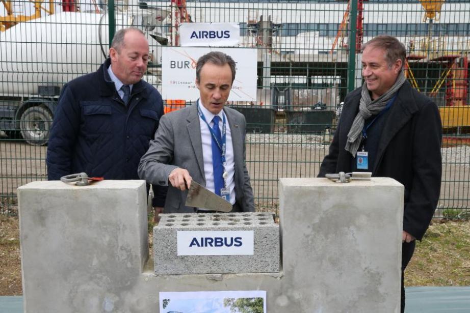 Nicolas Chamussy, président d’Airbus Defence and Space France et directeur de Space Systems à gauche, Pierre Barrouillet, directeur des sites toulousains d’Airbus Defence & Space) au centre et Pascal Fourne, responsable des services généraux Airbus France à droite. Nicolas Chamussy, président d’Airbus Defence and Space France et directeur de Space Systems à gauche, Pierre Barrouillet, directeur des sites toulousains d’Airbus Defence & Space) au centre et Pascal Fourne, responsable des services généraux Airbus France à droite.