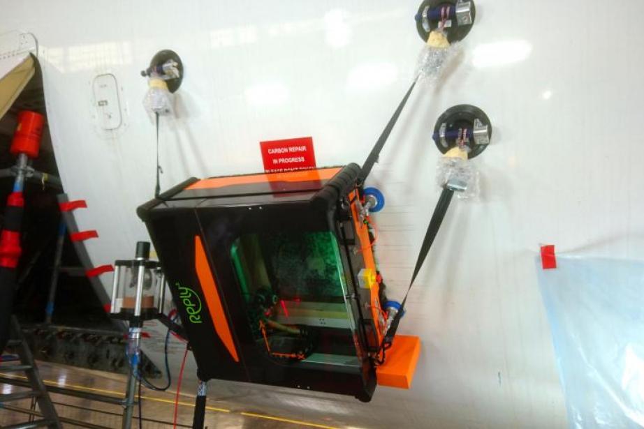 Le robot adhère à la paroi de l'avion et réalise un perçage non débouchant Le robot adhère à la paroi de l'avion et réalise un perçage non débouchant