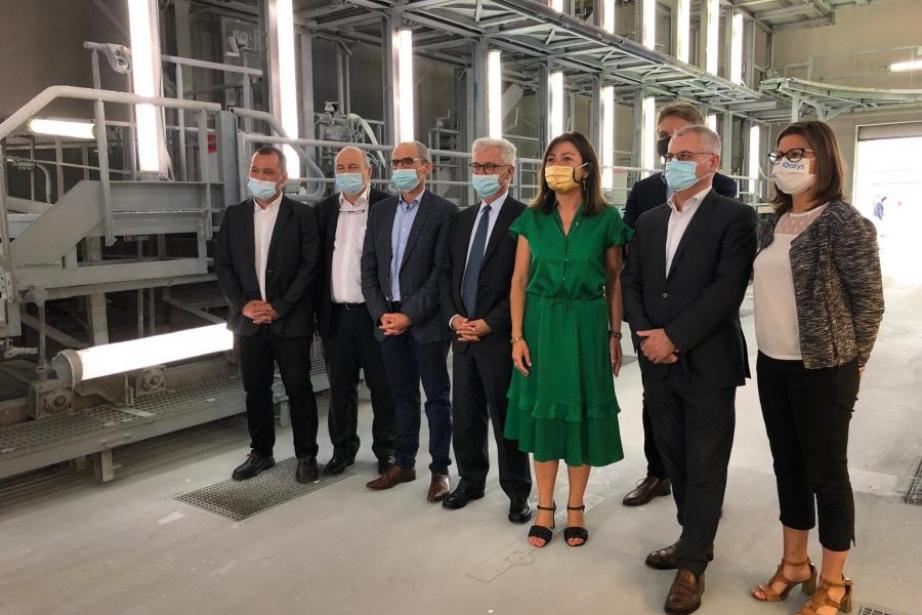 Carole Delga visite les hangars de peinture de Satys (entourée à droite par Christophe Cador, président du groupe et Didier Katzenmayer, directeur aux affaires industrielles chez Airbus. Carole Delga visite les hangars de peinture de Satys (entourée à droite par Christophe Cador, président du groupe et Didier Katzenmayer, directeur aux affaires industrielles chez Airbus.