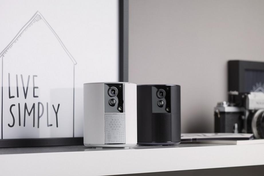 Somfy One intègre une caméra full HD 1080p qui permet de voir parfaitement de jour comme de nuit avec un zoom x8 Somfy One intègre une caméra full HD 1080p qui permet de voir parfaitement de jour comme de nuit avec un zoom x8
