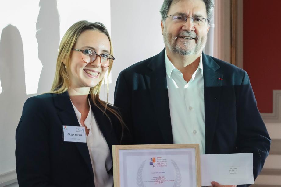 C'est Patrick Piedrafita, président de la CCI Toulouse/Haute-Garonne (à droite), qui a remis le premier prix du Crece 2023 à Léa Steyer. (Photo : Embry Films)