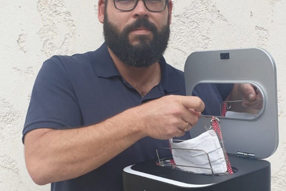 Thomas Zunino, président de T.Zic,la start-up qui conçu le boitier UVocare, vendu 399€ HT. Près de 2000 boitiers ont déjà été vendus. Thomas Zunino, président de T.Zic,la start-up qui conçu le boitier UVocare, vendu 399€ HT. Près de 2000 boitiers ont déjà été vendus.