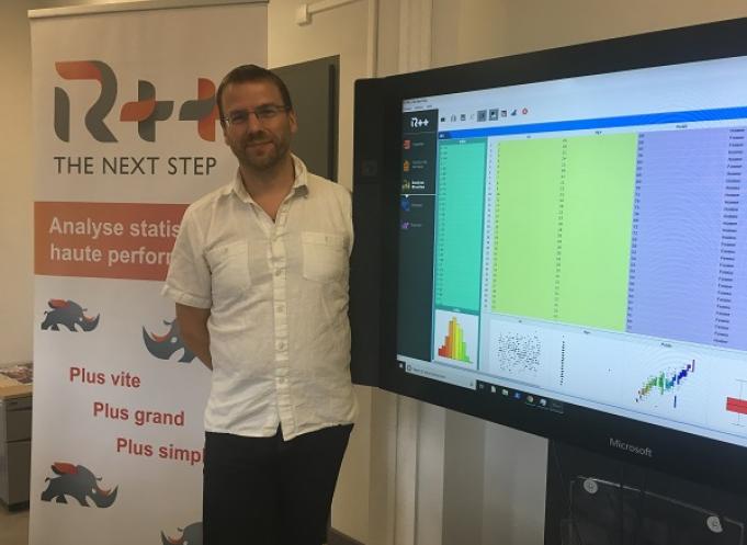 Christophe Genolini, fondateur de Zebrys, devant une démonstration de son logiciel R++