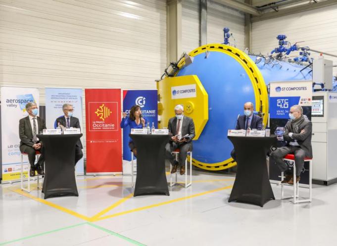 Yann Barbaux (pdt d'Aerospace Valley), Christophe Cador (Gifas), Carole Delga (Pdt du Conseil Régional), Alain Di Crescenzo (pdt de la CCI Occitanie), Stéphane Trento (St Composites), Didier Katzenmayer (Airbus) ;( Lydie Carptentier photo Conseil régional chez St Composites)