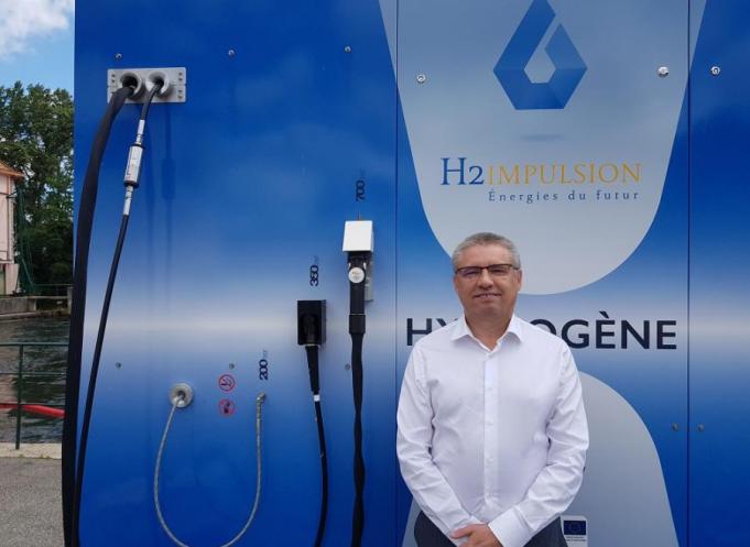 Lilian Cantos devant la station d'hydrogène à quelques mètres de la centrale hydroélectrique