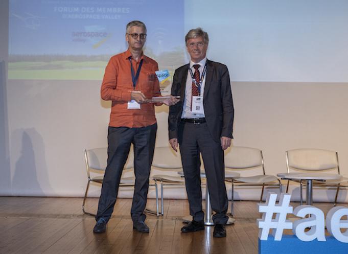 Le trophée est remis par Yann Barbaux, Président du Pôle Aerospace Valley à Frédéric Amoros- Routié, Président, lors du 13 ème Forum des membres d’Aerospace Valley organisé le 12 juin 2018 à Arcachon.