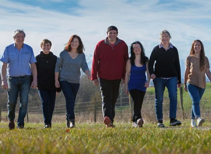 L’équipe de la ferme du Bosc, autour de Félix et Carine Bossut, agriculteurs et co-dirigeants de l’entreprise. © Audeline.