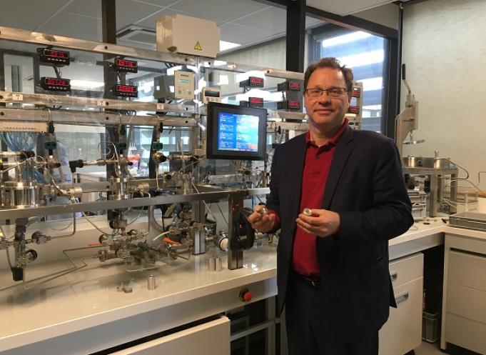 Dominique Tourneix, directeur général de Diam Bouchage, dans l'espace R&D de l'usine de Céret. 