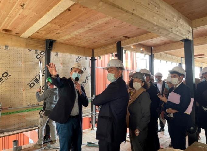 Emmanuelle Wargon (à droite) visitant le chantier d'Icade