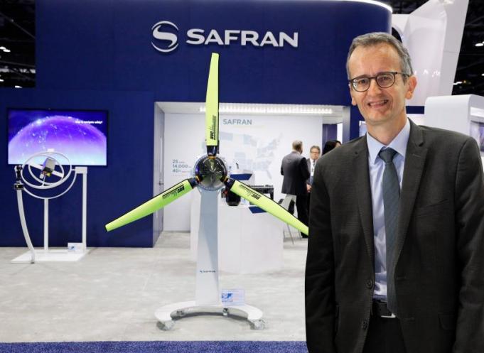 Hervé Blanc avec un moteur électrique, copyright Safran