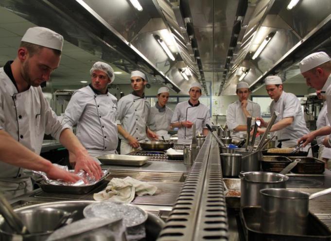 Le CFA Commerce et Services de Blagnac compte plus d'une soixantaine de formateurs, 1450 apprentis et 1200 entreprises partenaires. Près d'une quarantaine de formations sont proposées. Plus de 50 % de ses formations tournent autour de l'hôtellerie-restauration.