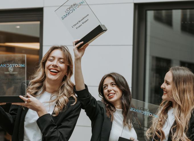 L'étudiante Sophie Martinez, originaire de Perpignan (Pyrénées-Orientales), à droite, a remporté le concours mondial de l'innovation de L'Oréal. (Photo : L'Oréal Brandstorm)