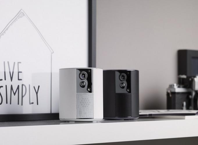 Somfy One intègre une caméra full HD 1080p qui permet de voir parfaitement de jour comme de nuit avec un zoom x8