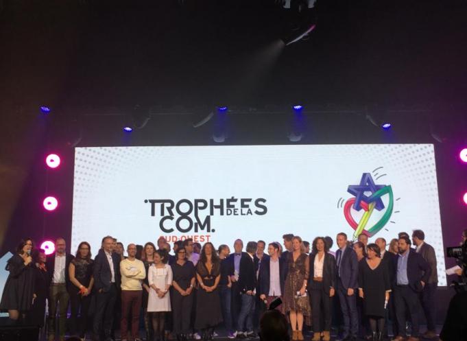 Le jury, les lauréats et les organisateurs aux 7èmes Trophées de la Com Sud-Ouest.